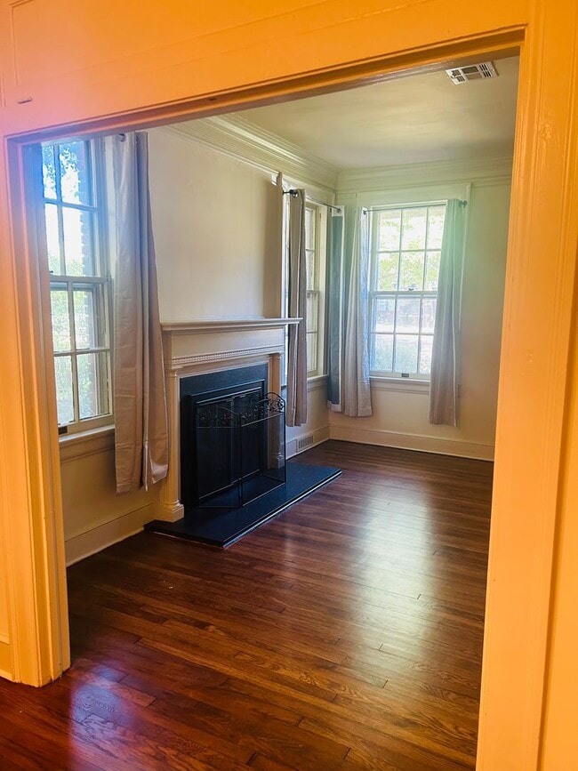 Building Photo - Cute Home in Old Cloverdale