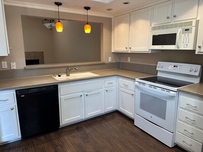 Foto del edificio - SHADOWRIDGE UPGRADED CONDO WITH GARAGE