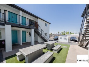 Building Photo - 715 N 12th Ave