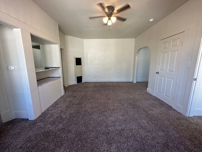 Foto del edificio - 830 N Van Buren St - Unit C