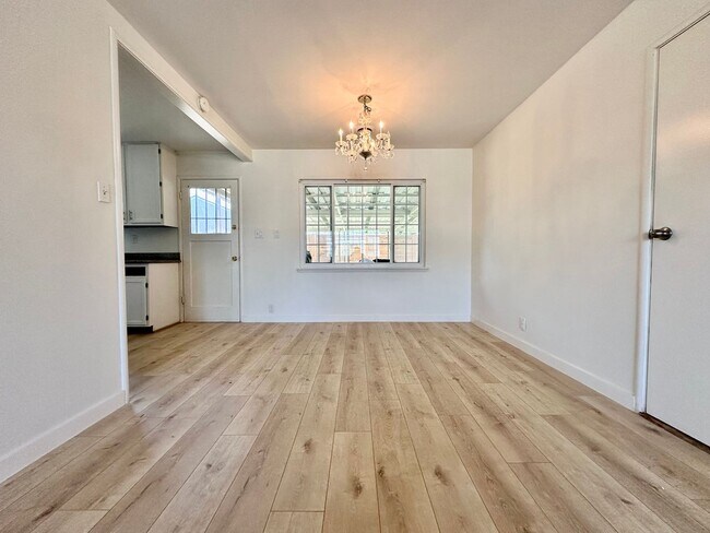 Foto del edificio - Updated 3 Bed 1 Bath Concord Home in Canterbury Village Neighborhood - Expansive Corner Lot!