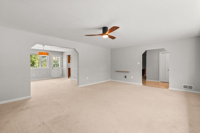 Foto del edificio - 5 Bed 3 Bath - Chevy Chase Rambler - Move ...