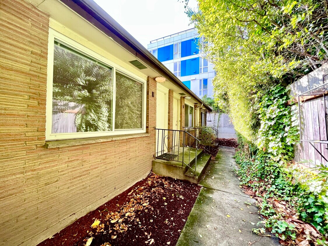 Foto principal - 7011 Mary Ave NW
