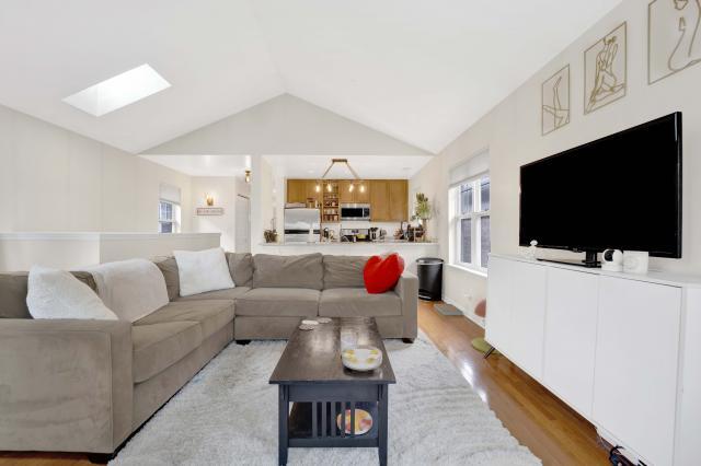 Building Photo - 2 bedroom in Chicago IL 60610