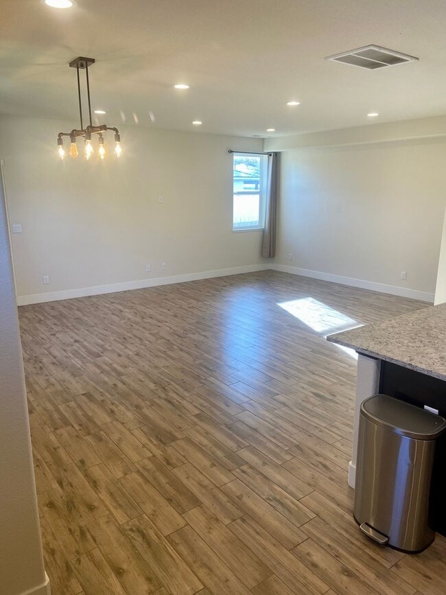 Foto del edificio - 4 Bedroom Home Close to Schools, Dining an...