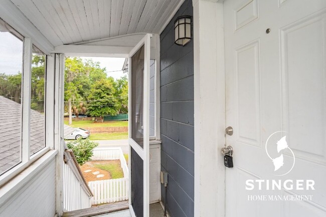 Building Photo - 2 Bedroom / 1 Bath For Rent In Downtown Be...