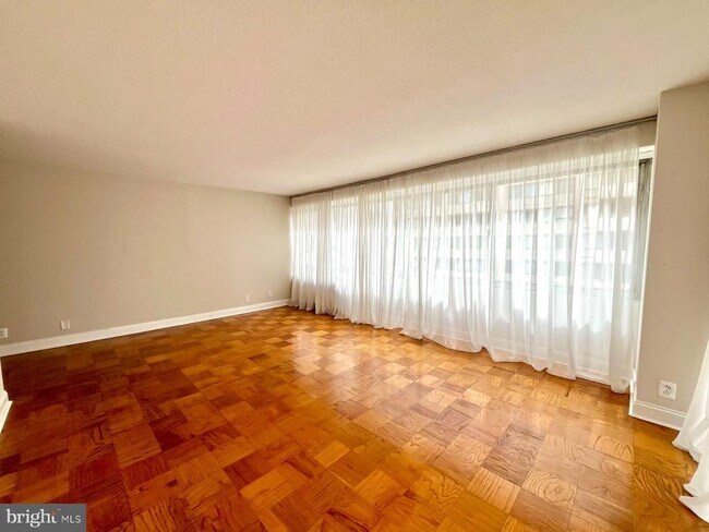 Foto del edificio - 5500 Friendship Blvd