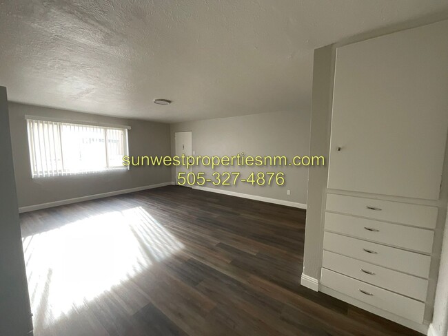 Foto del edificio - 2 Bed 1 Bath, Newly Remodeled House