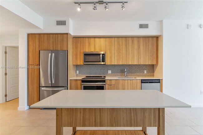 Foto del edificio - 2150 N Bayshore Dr