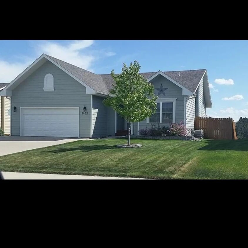 Great family home in a quiet neighborhood - 1413 Edinborough Dr