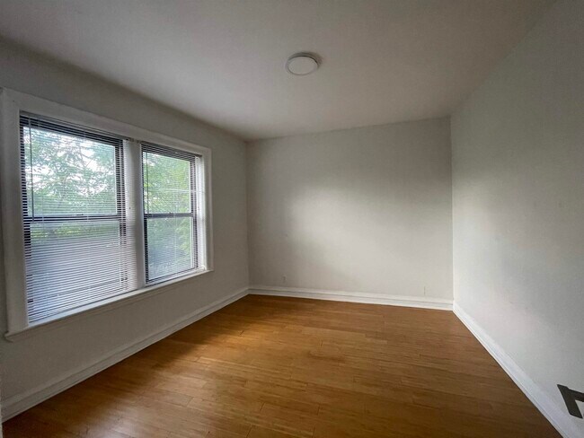 Foto del edificio - 57 Corbin Ave