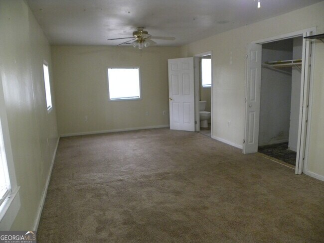 Building Photo - 113 Maple St