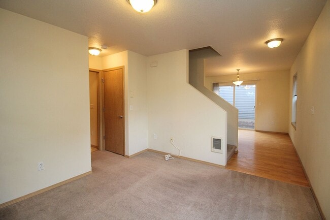 Building Photo - 812 N Dekum St