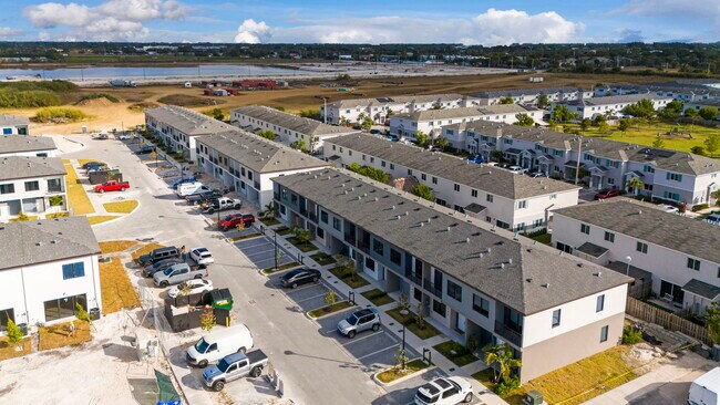 Building Photo - 415 NW 13 Ct