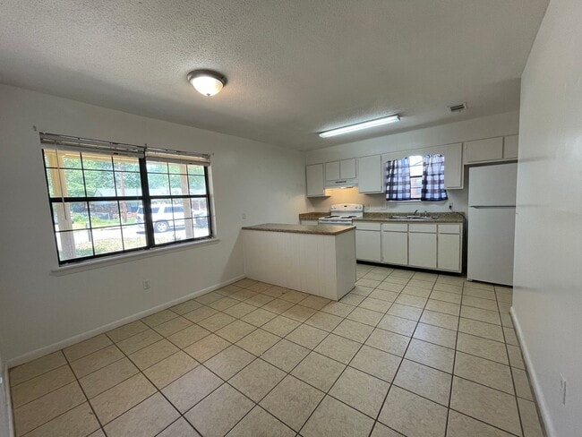 Building Photo - Home For Rent