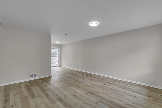 Building Photo - 2331 Deerfield Ct