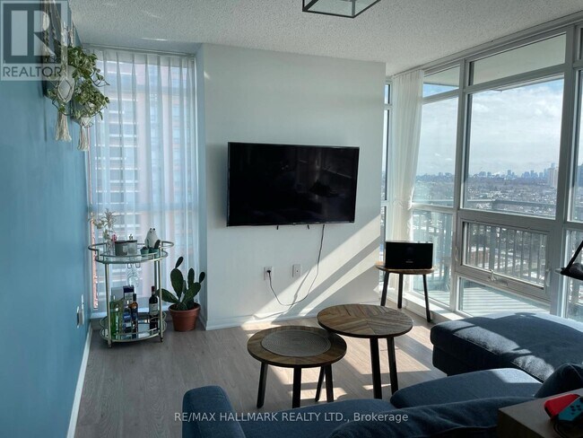 Photo du bâtiment - 830 Lawrence Ave W