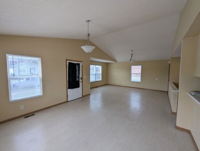 Foto del edificio - Massive Space, Massive Storage, and a Backyard to Match