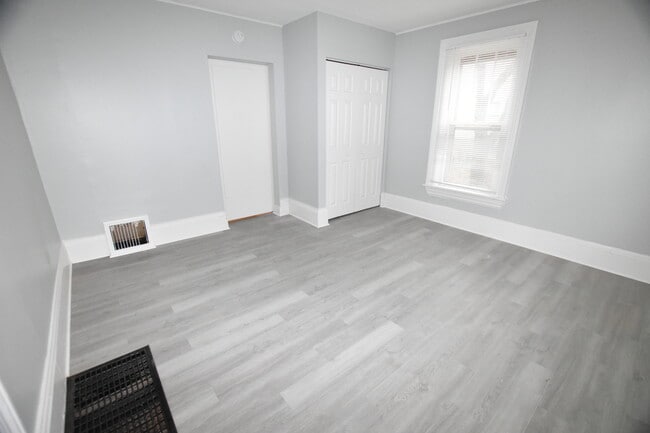 Building Photo - 426 N Lake St