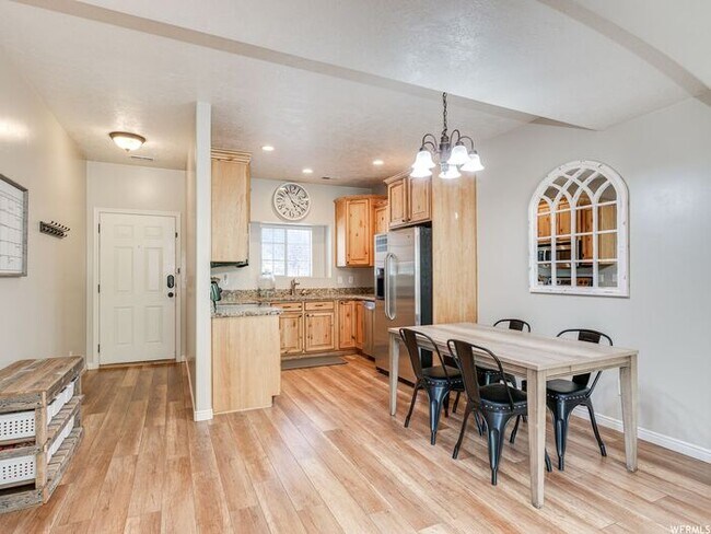 Foto del edificio - Beautiful Riverton Townhome w 1 car garage...