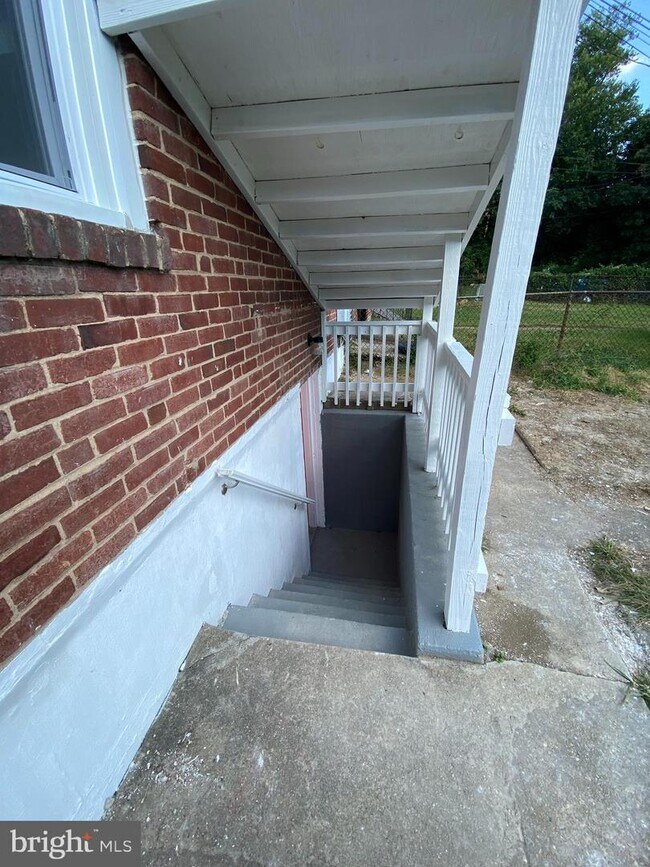 Building Photo - 1323 Taylor Ave