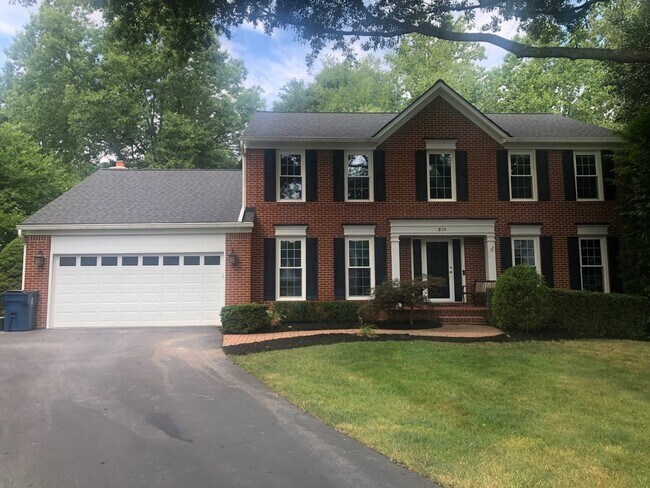 Building Photo - Large Colonial in Fairfax Station area - M...