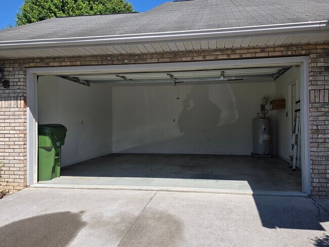 Foto del edificio - 1012 Willow Creek Cir