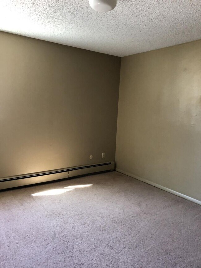 Building Photo - 2 Bedroom, 1 Bathroom Condo located at Ter...