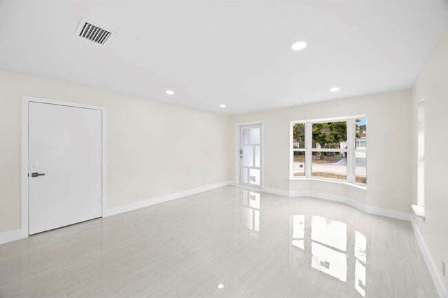 Building Photo - 5664 Boynton Cres