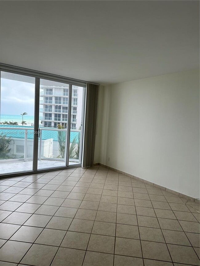 Building Photo - 16485 Collins Ave