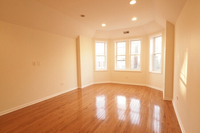 Building Photo - 2715 W Thomas St