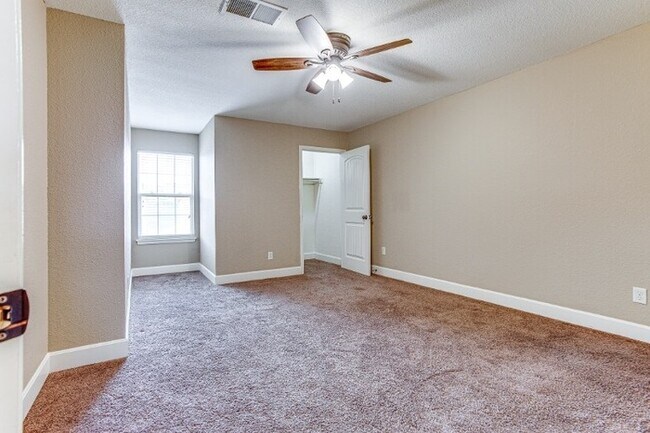 Foto del edificio - Stylish 3-Bed, 2-Bath Northland Townhome i...