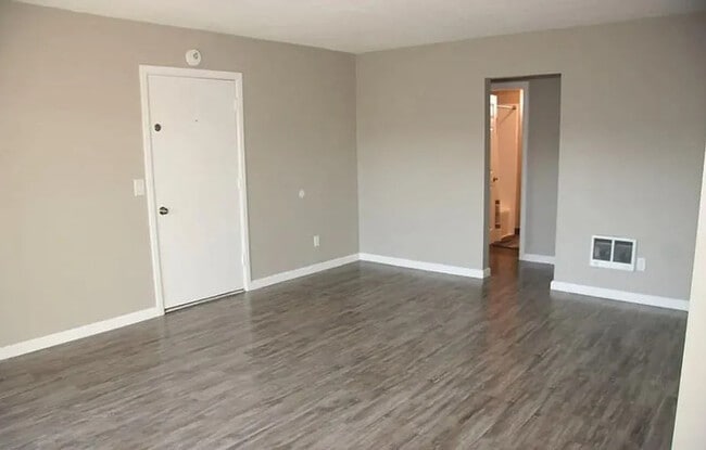 Building Photo - 114 N Eucalyptus Ave