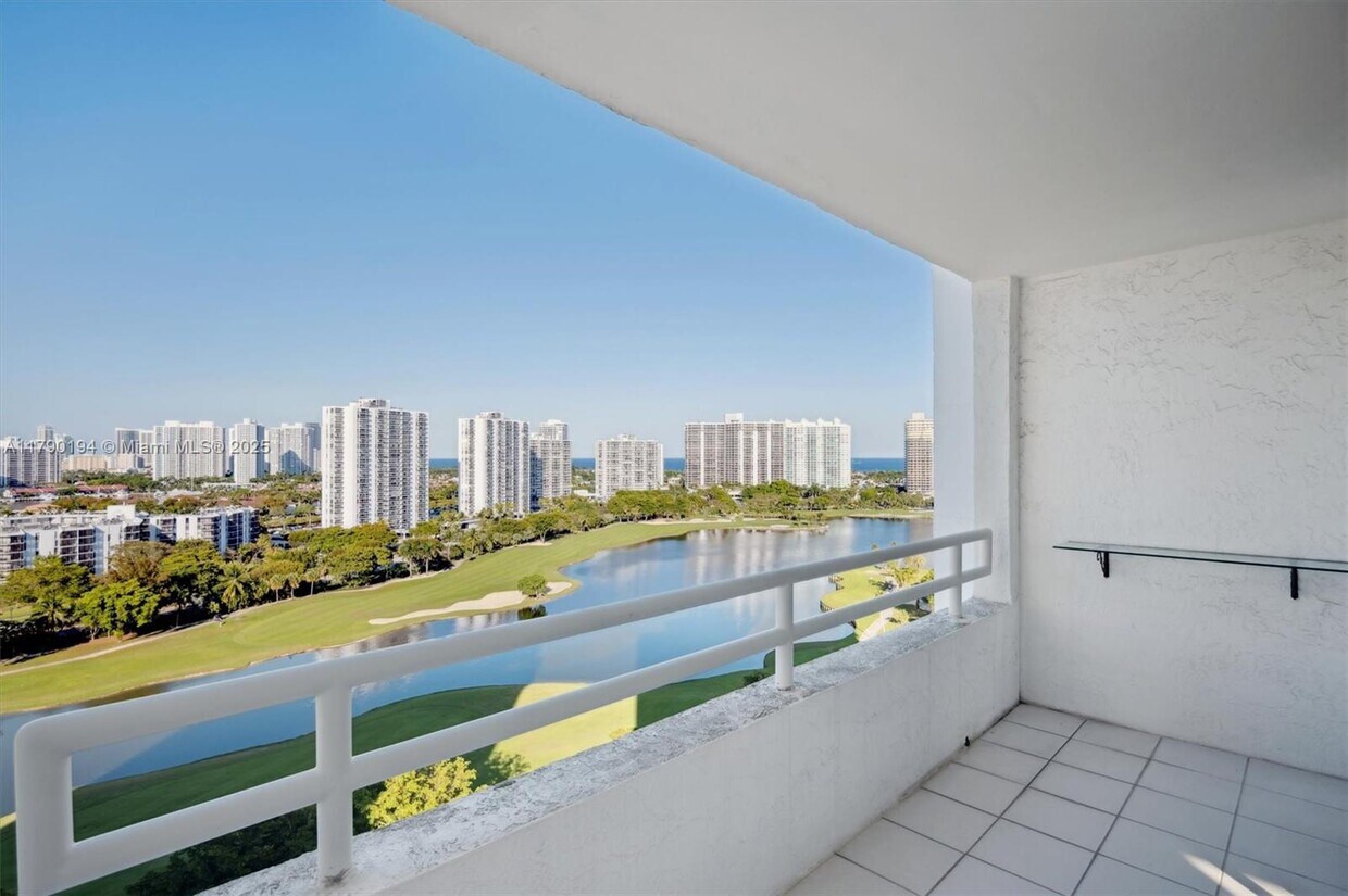 Foto principal - 20355 NE 34th Ct