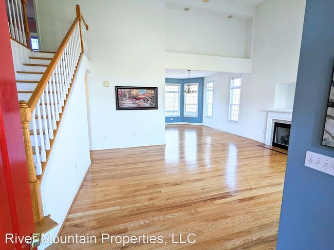 Building Photo - 4 br, 3.5 bath House - 8322 River Course Dr.