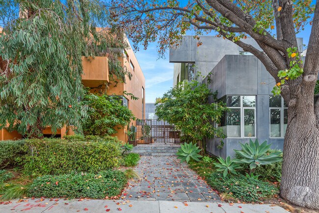 Foto del edificio - 900 N West Knoll Dr