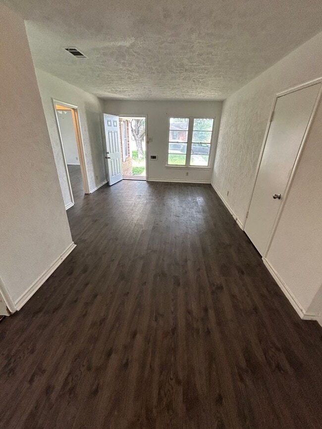 Building Photo - Fabulously maintained 1 bedroom with beautiful surrounding