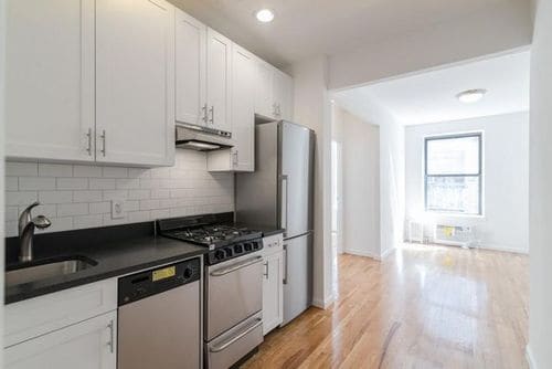Building Photo - 150 E 91st St