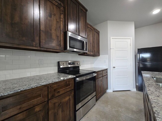 Foto del edificio - MOVE IN SPECIAL & NEW IN MANAGEMENT - AVAI...
