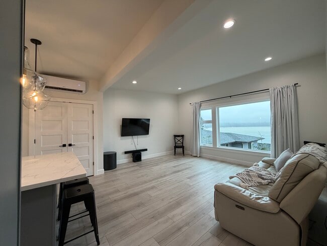 Large Island, open to Great Room. Furnished w/ reclining sofa! - 3020 N 33rd St