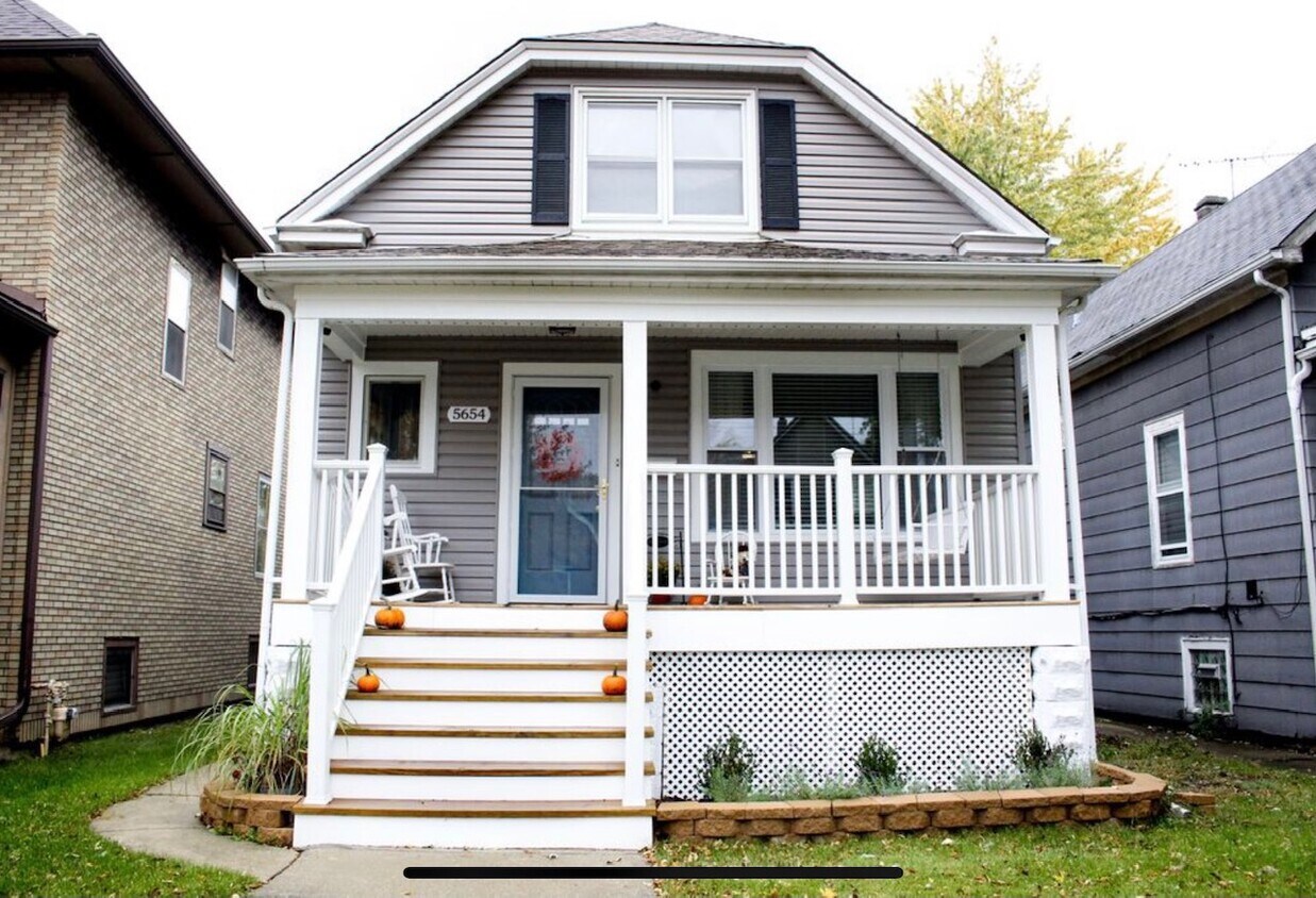 Foto principal - 5654 W Byron St