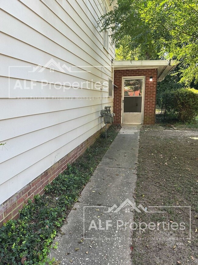 Building Photo - Newly Renovated 1 Bedroom Apartment – Walk...