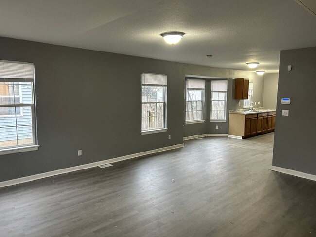 Building Photo - 3 Bedroom House