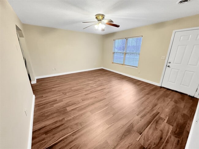 Building Photo - 403 E 7th St