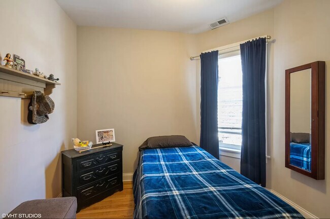 Foto del edificio - 2509 W Diversey Ave