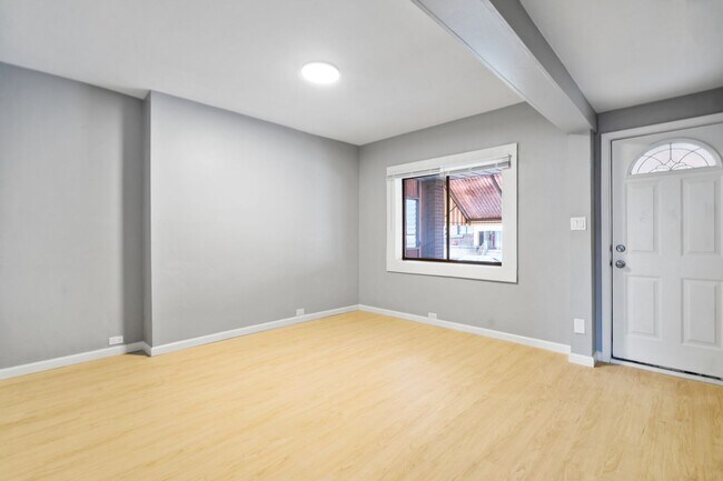 Building Photo - Newly Renovated 2 Bed, 1 Bath Rowhome in H...