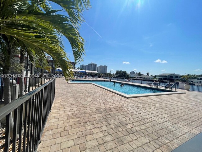 Building Photo - 2049 S Ocean Dr