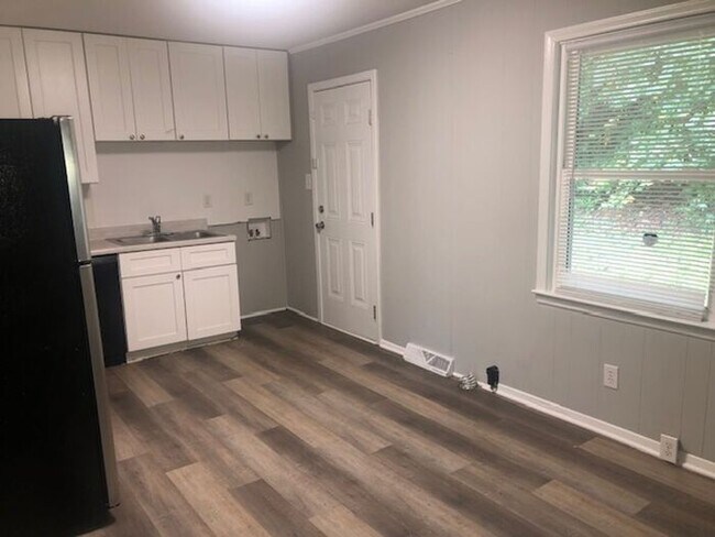 Foto del edificio - Three Bedroom Ranch Home in Yorkmount! COMING SOON!