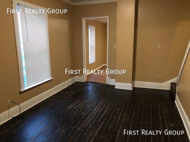 Building Photo - Recently Remodeled 2 Bedroom Home, Move In...