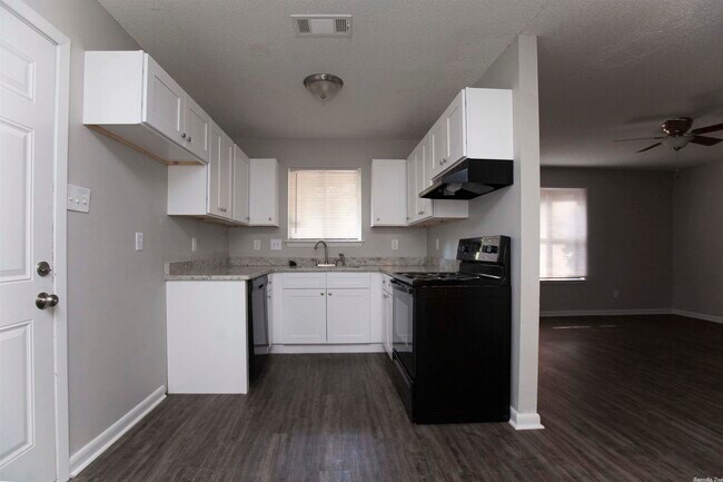 Building Photo - 10025 Whispering Pines Dr
